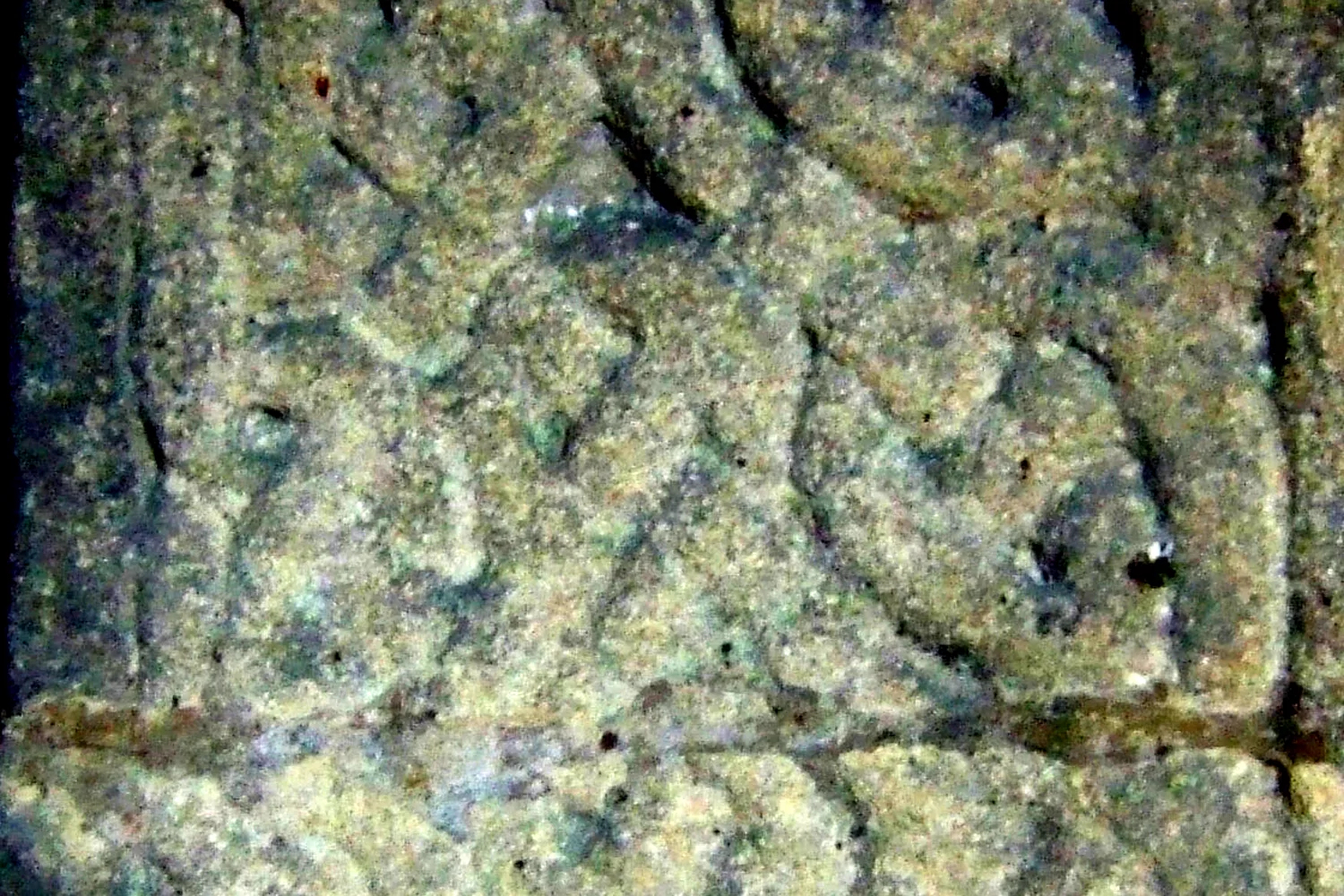Entrelacs et volutes gravés sur une pierre celtique ancienne